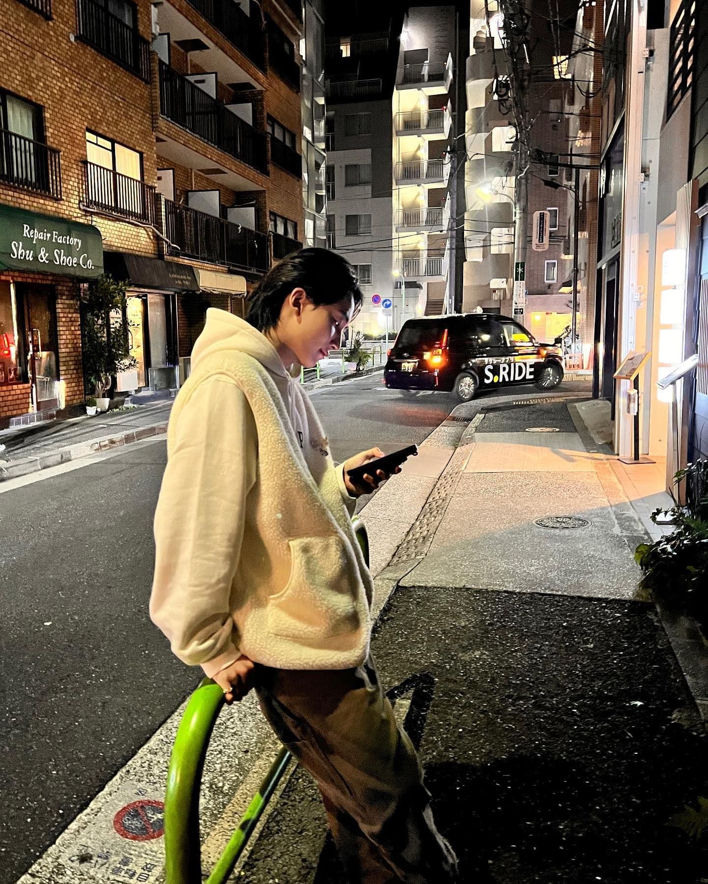 JEONGHAN 坐竿滑手機