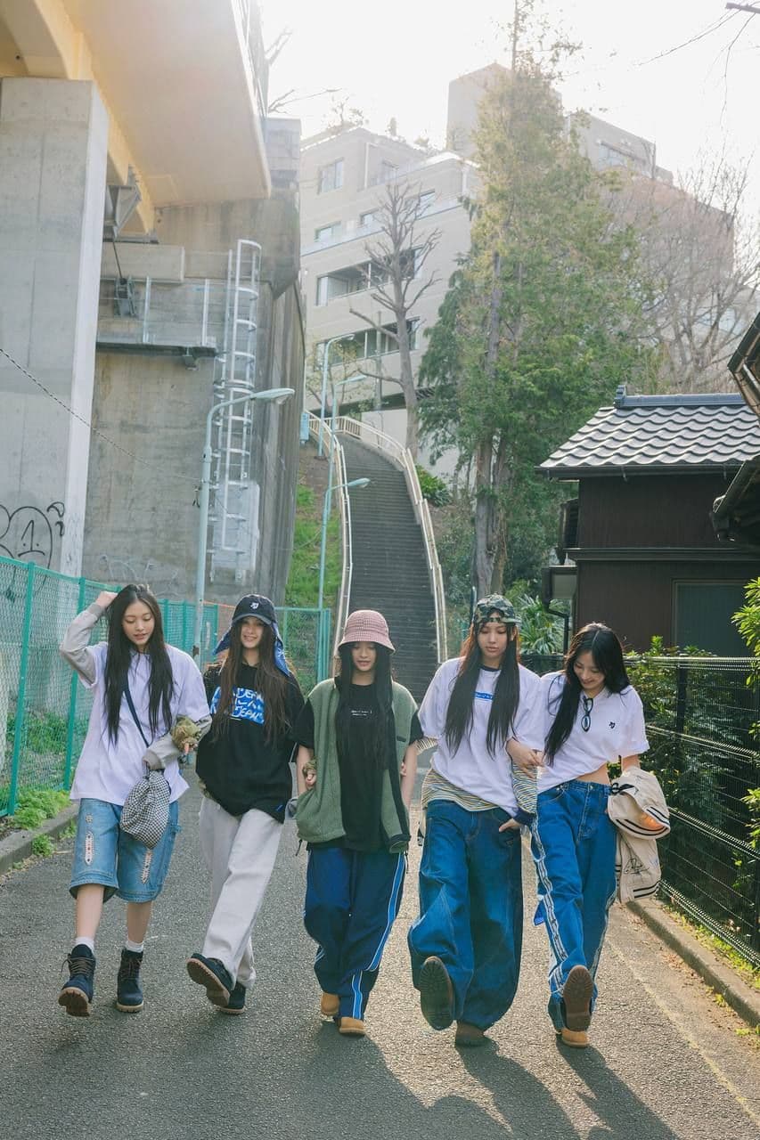 NewJeans 並排走
