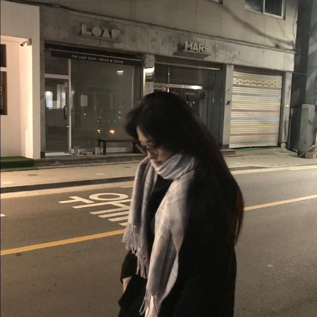 Ahyeon 低頭圍巾