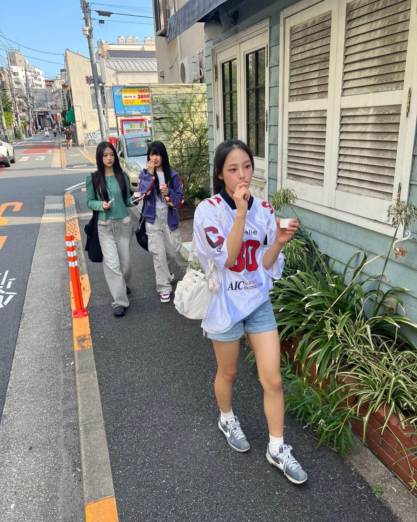 NewJeans 邊走邊吃