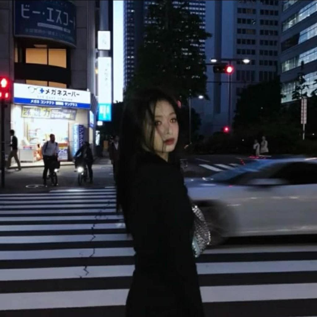 Ahyeon 路口回眸