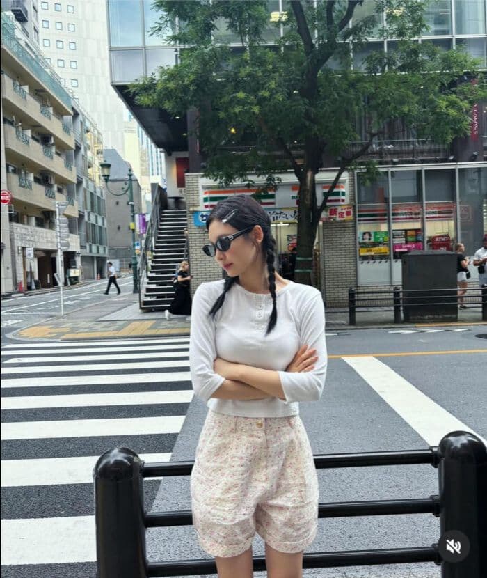 Ningning 抱胸撇頭