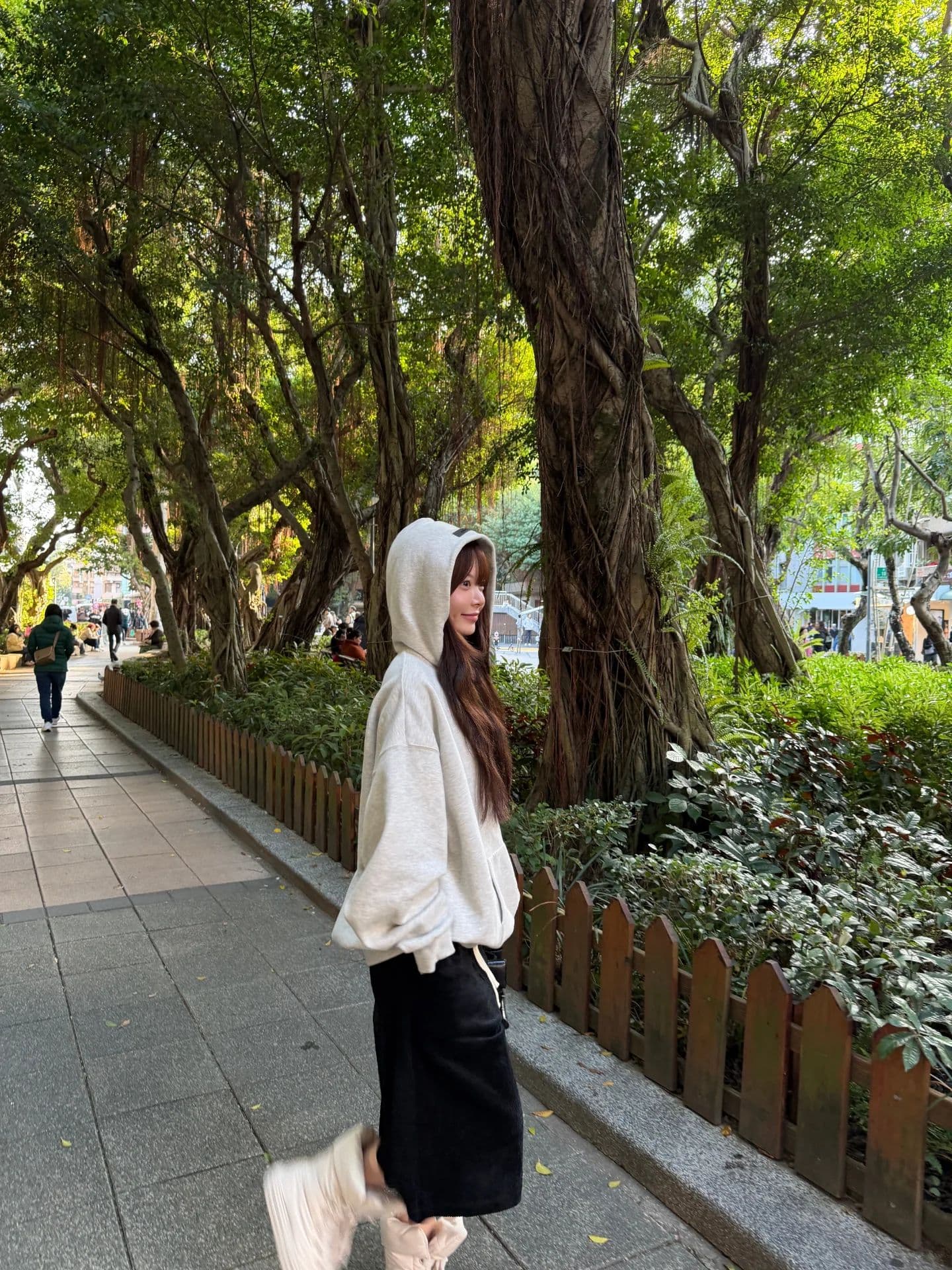 恩採在公園 - 圖片 3