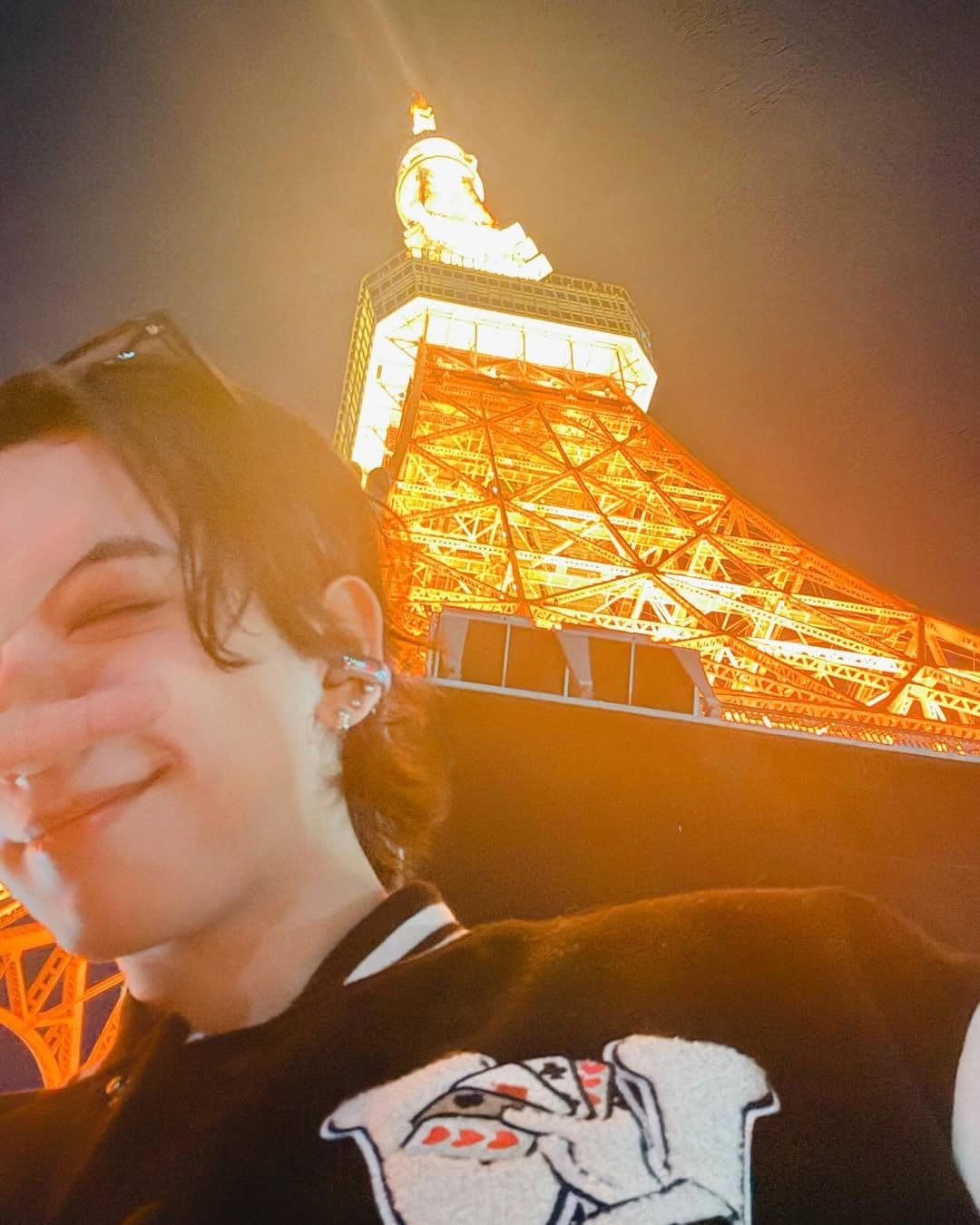 Jaehyun 和東京鐵塔自拍