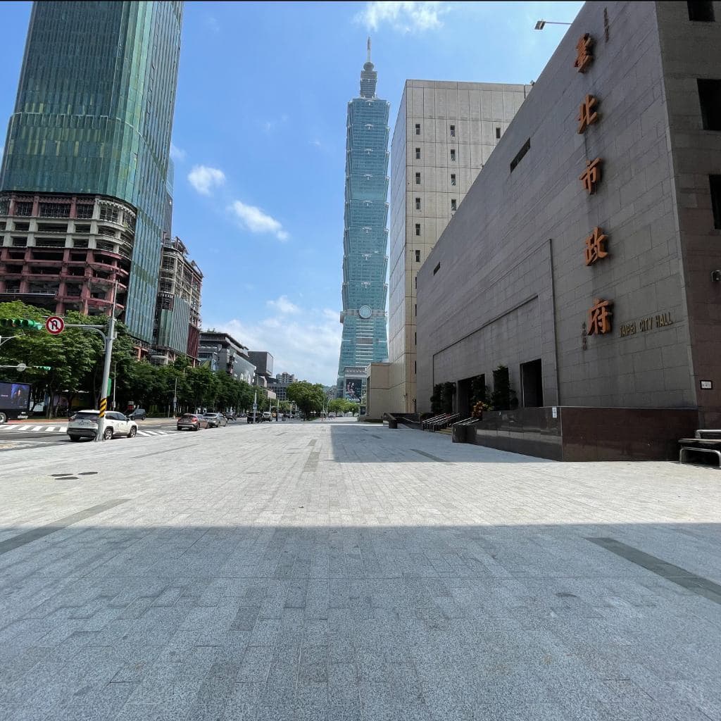 台北市政府東側廣場 - 圖片 1