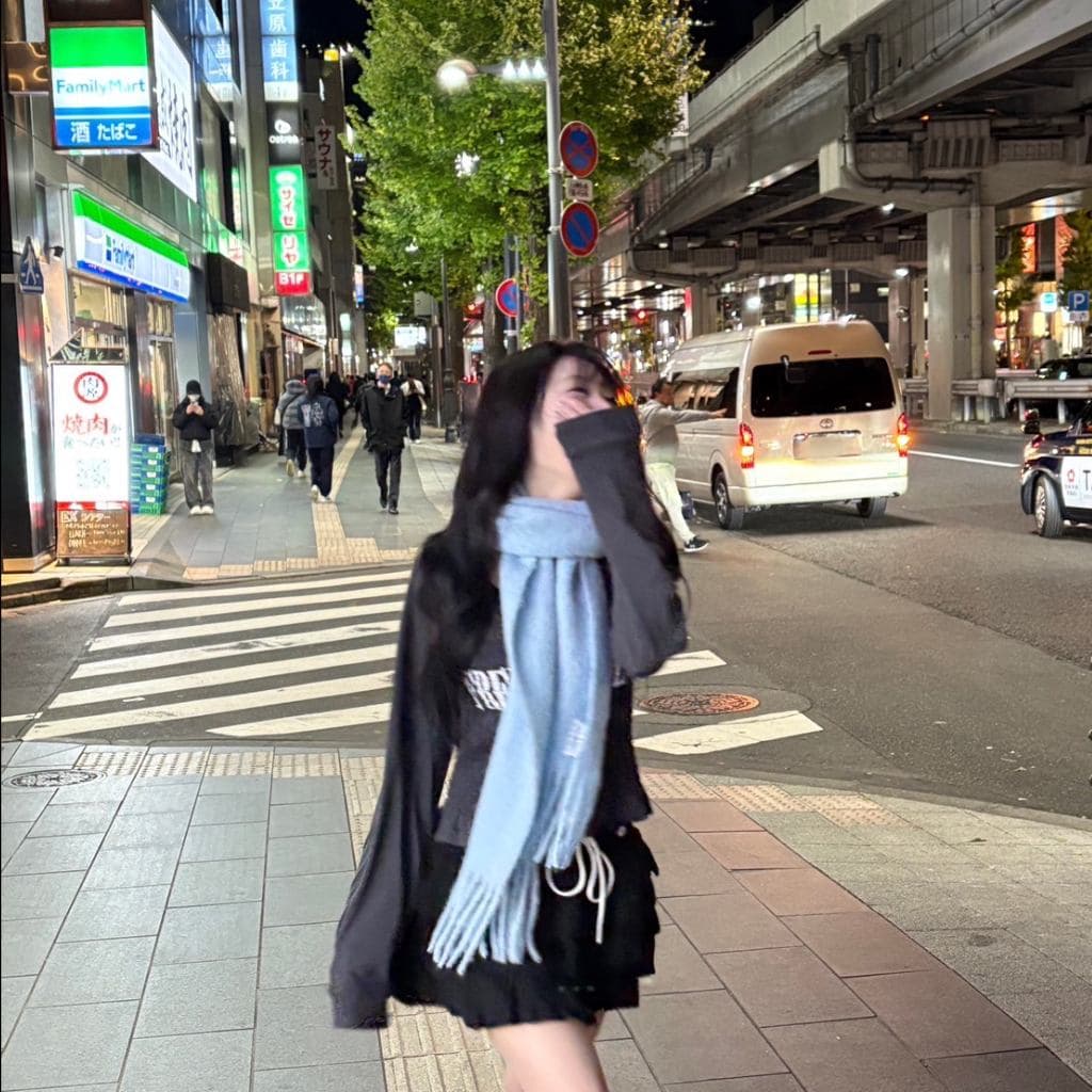 Ahyeon 全家前面