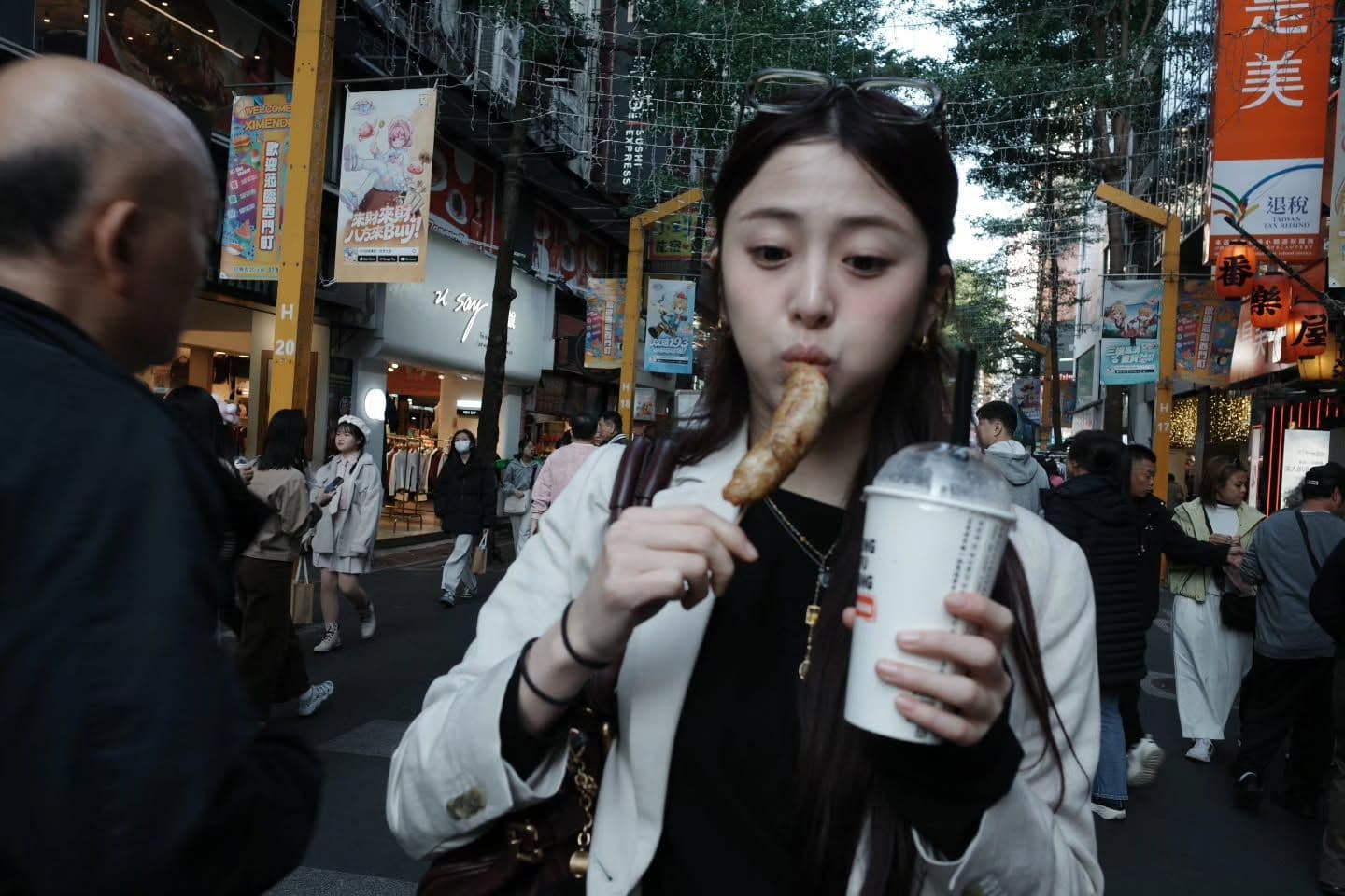 允真 吃雞肉捲
