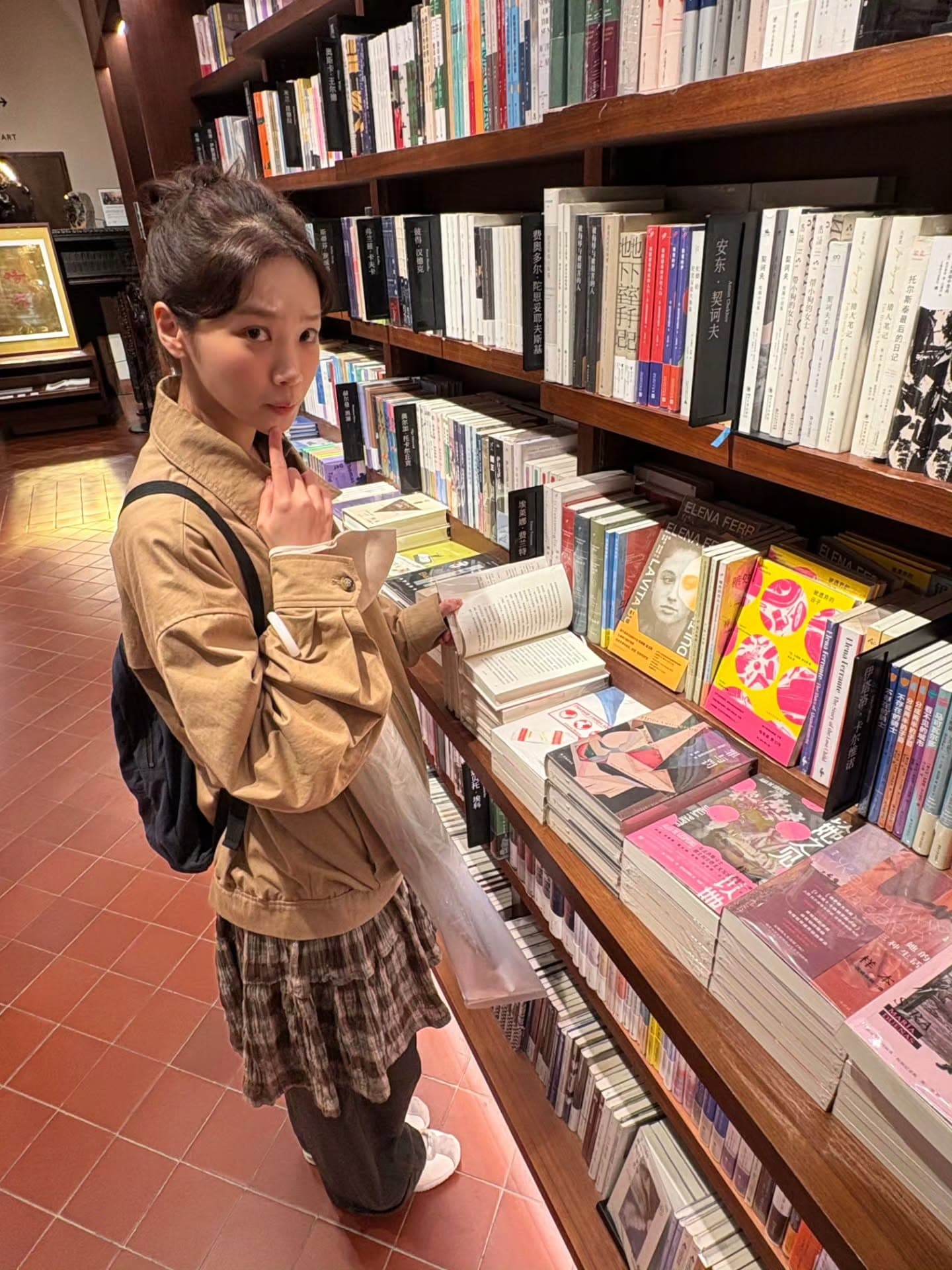 Chaewon 逛書店 - 圖片 1