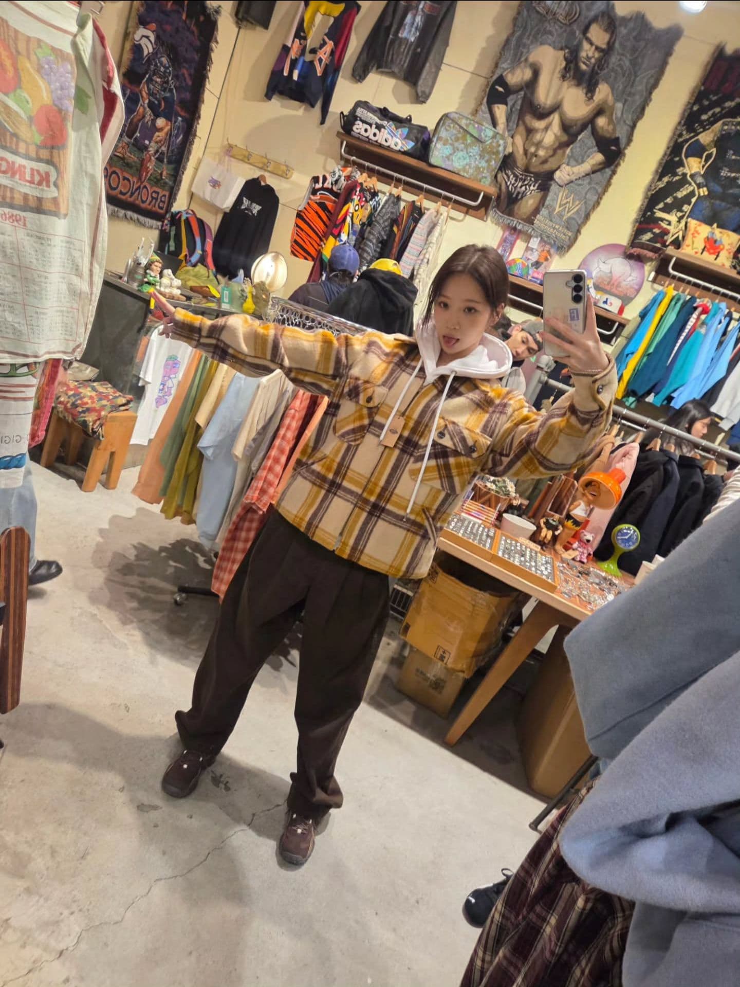 采源、允真 逛衣服