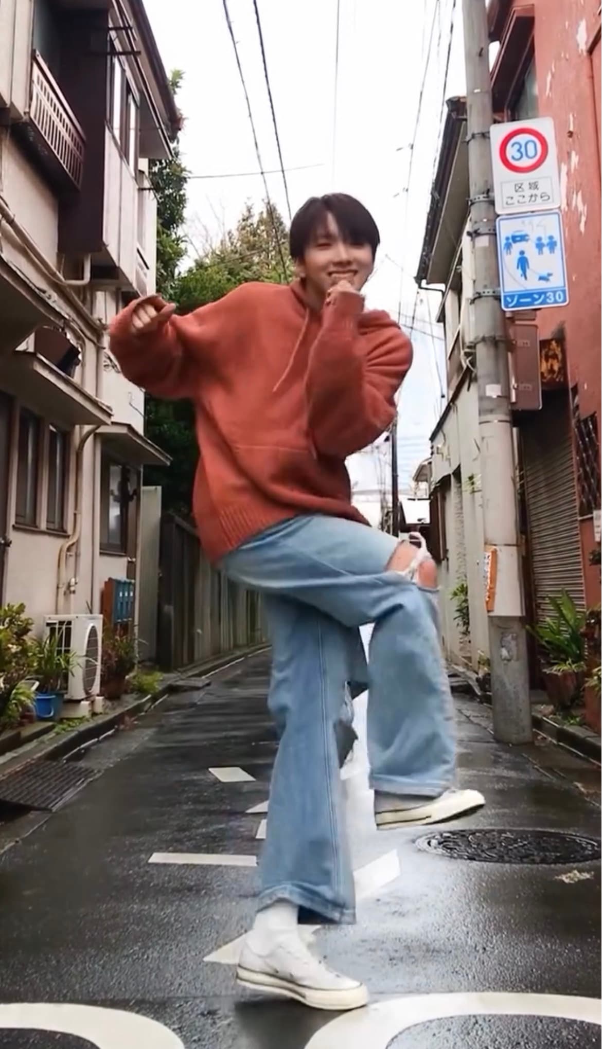 Woonhak 跳舞、Riwoo和Jaehyun跳舞