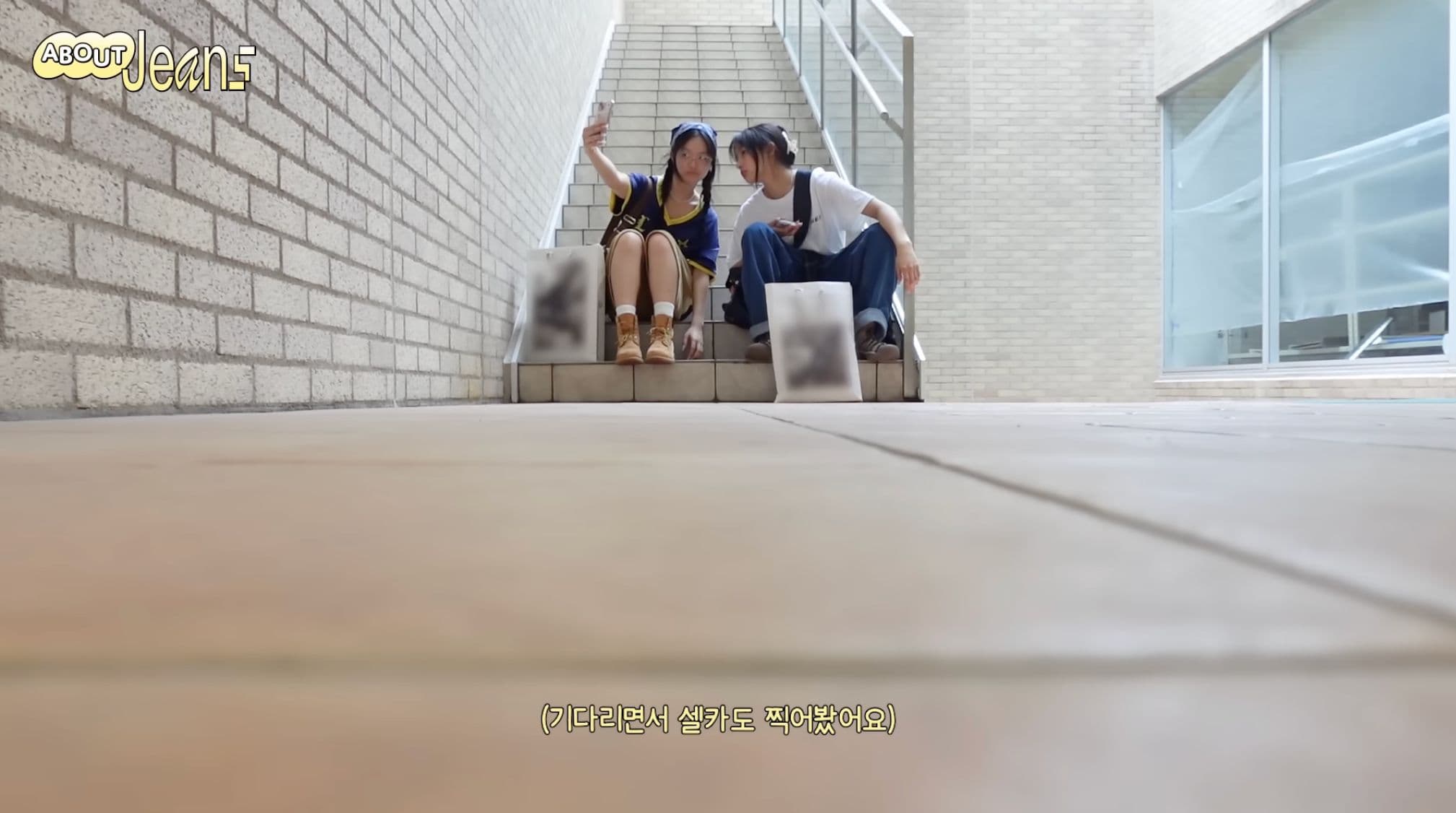 Minji Hanni 坐樓梯自拍