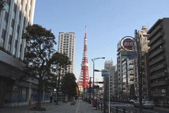 三田国際ビル前