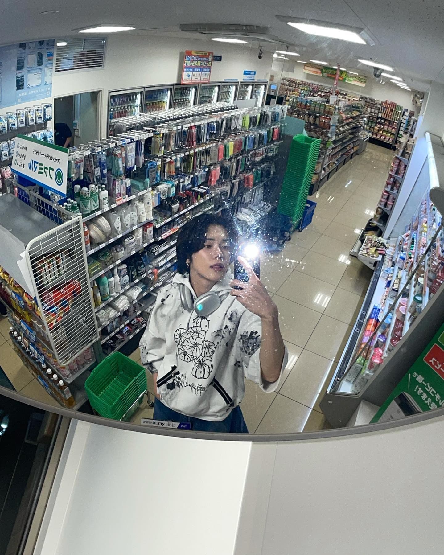 然竣 全家反射鏡自拍