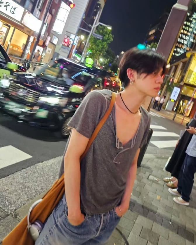 然竣 雙手插口袋