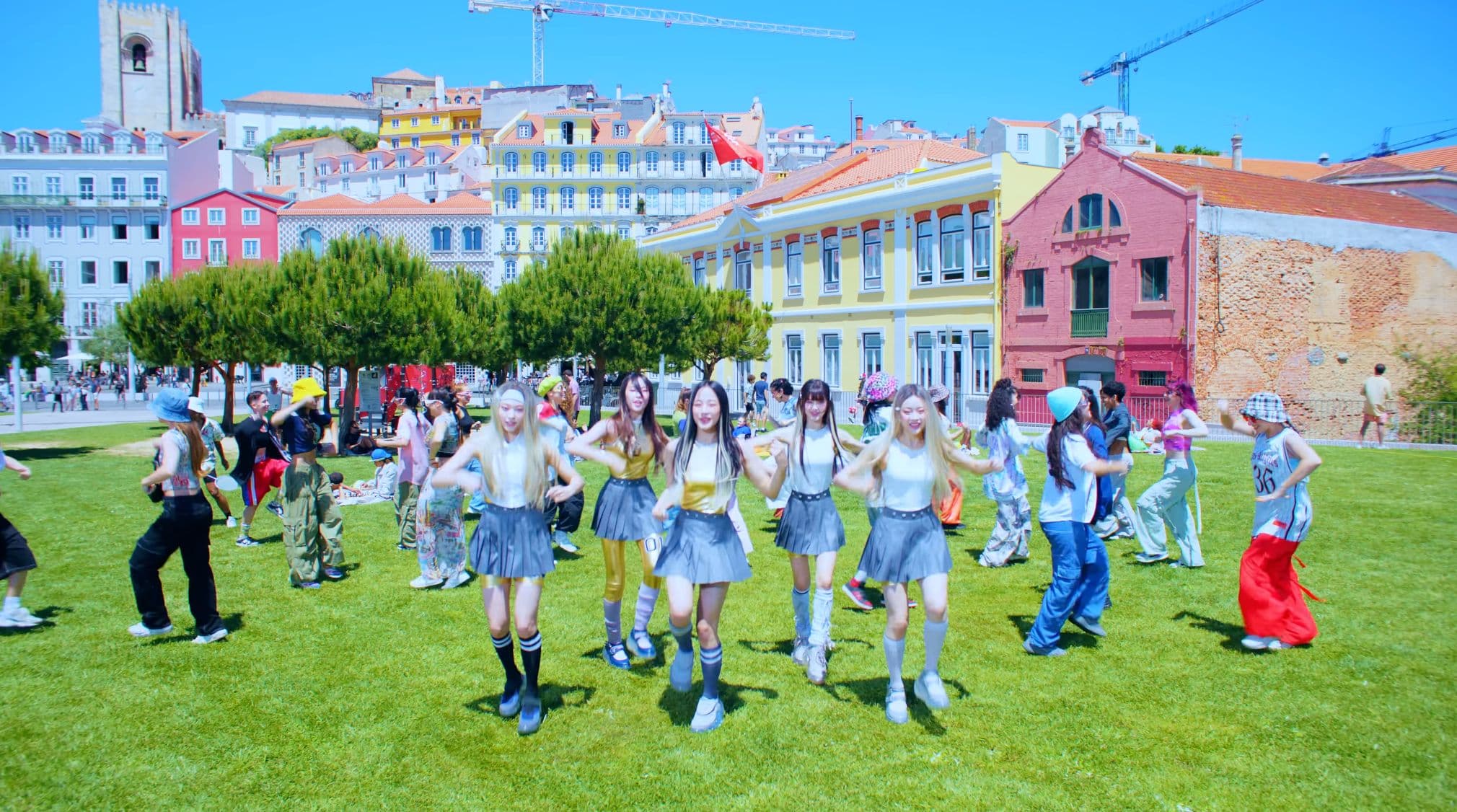 Super Shy MV 草地場景拍攝地