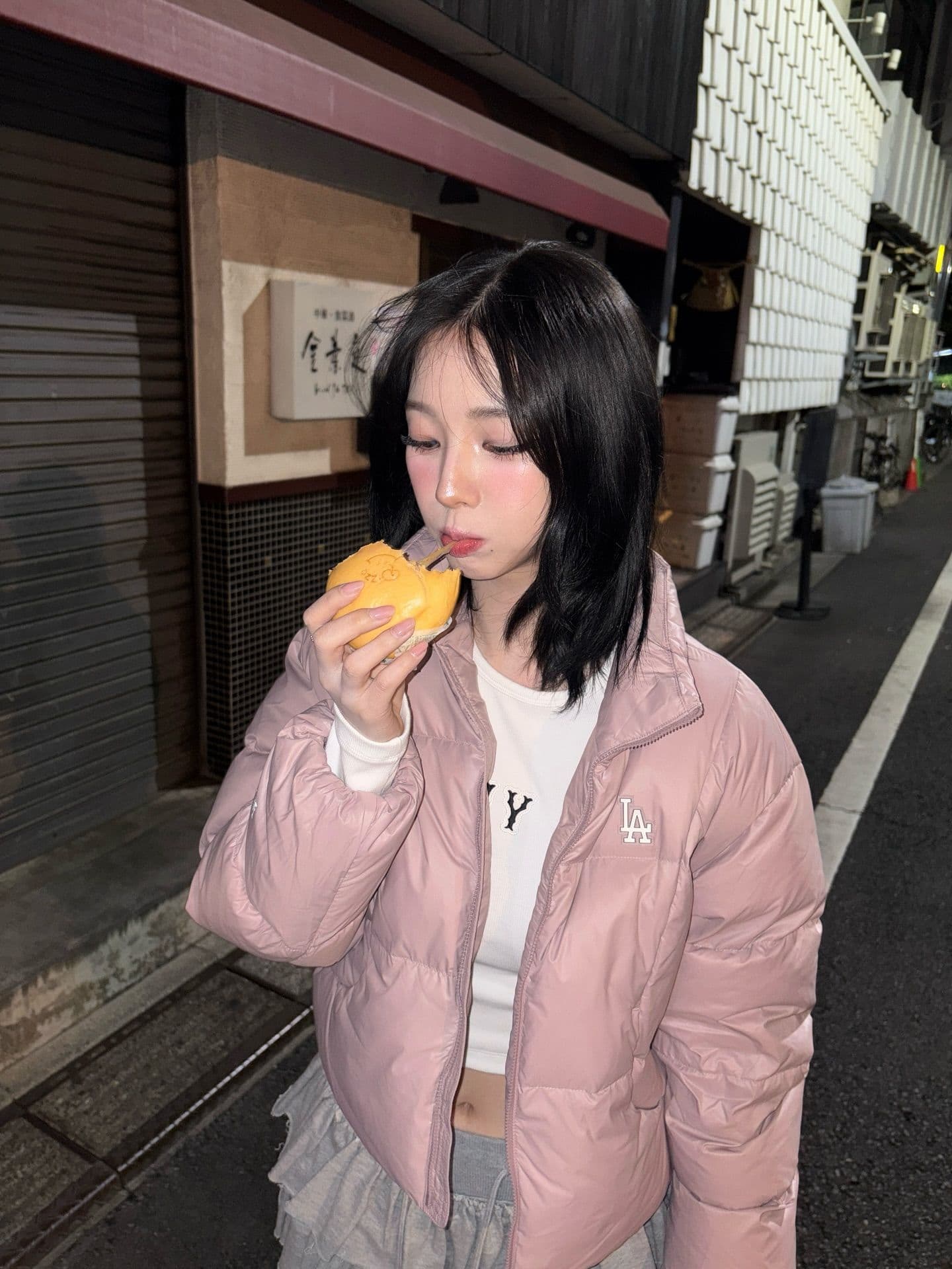 Karina 在金葉庭門口