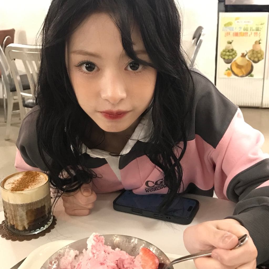 Ahyeon 吃冰