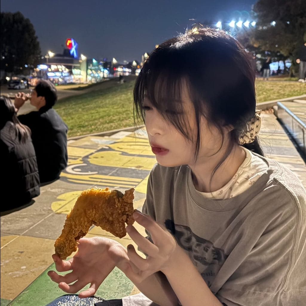 Ahyeon 吃炸雞