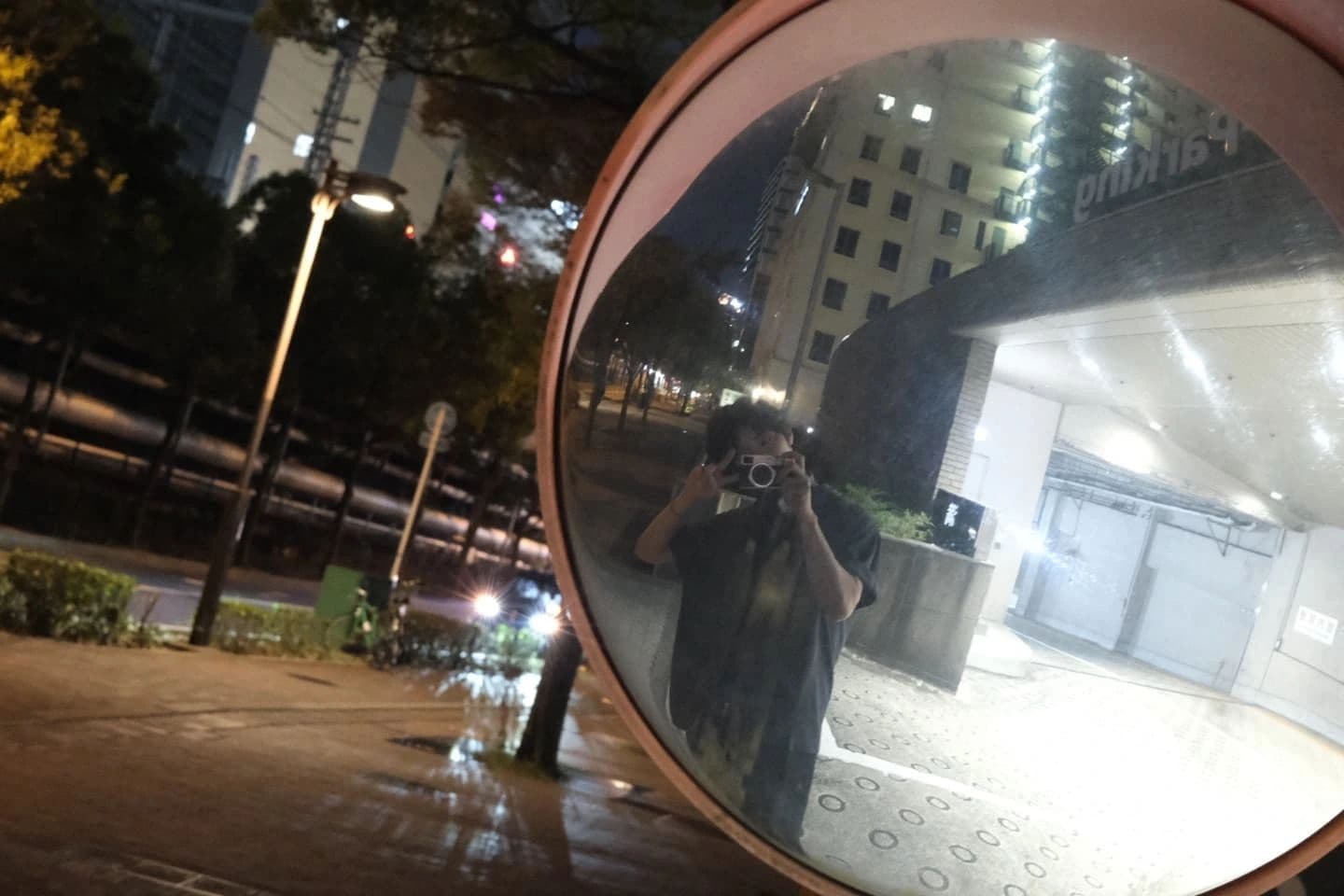 杋圭 拿相機反射鏡自拍比耶